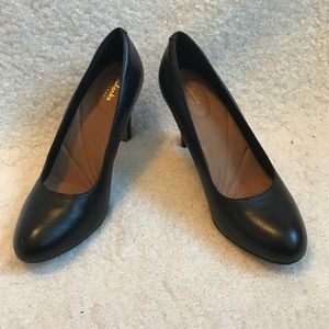 Clarks Artisan Black Leather Adriel Viola Pumps